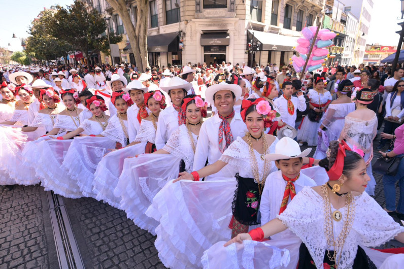 Más de 2,700 bailarines rompen record en "La Bamba 2024"