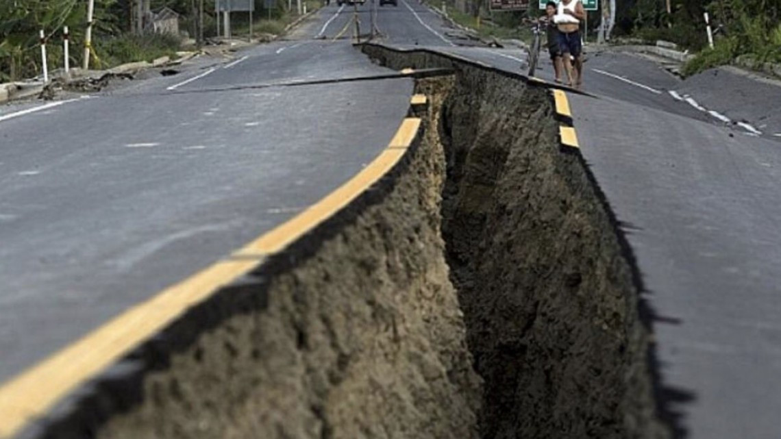 Afectaciones en carretera tras sismo de magnitud 7.1 en California 