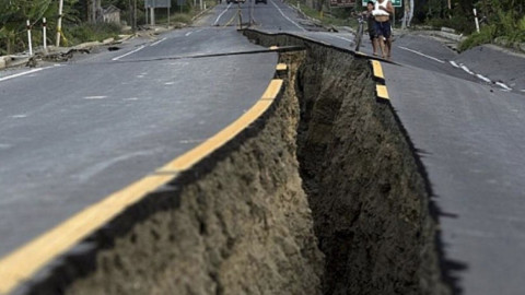 Afectaciones en carretera tras sismo de magnitud 7.1 en California 