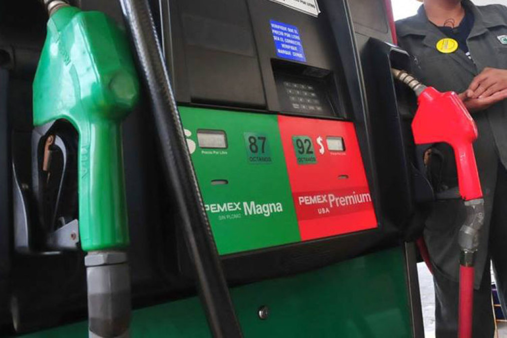 Gasolina Magna y Premium descenderán dos centavos en su precio 
