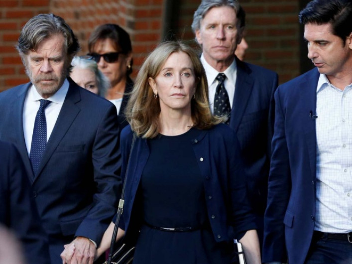 Felicity Huffman ingresa a la cárcel para cumplir condena por sobornos