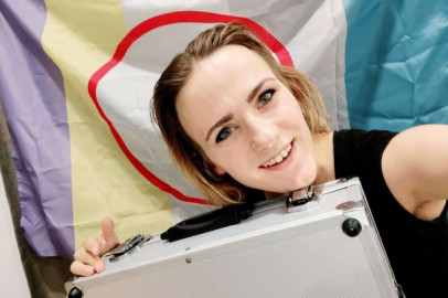 Mujer rusa se casa con un maletín en Moscú