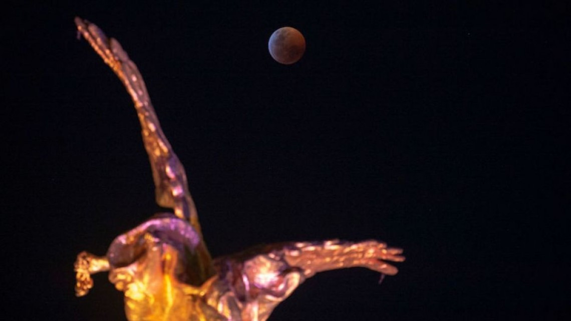La "Superluna de sangre de lobo" en fotos