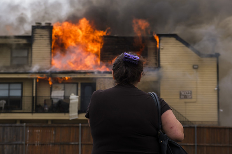 Incendio en Dallas deja sin hogar a decenas de personas