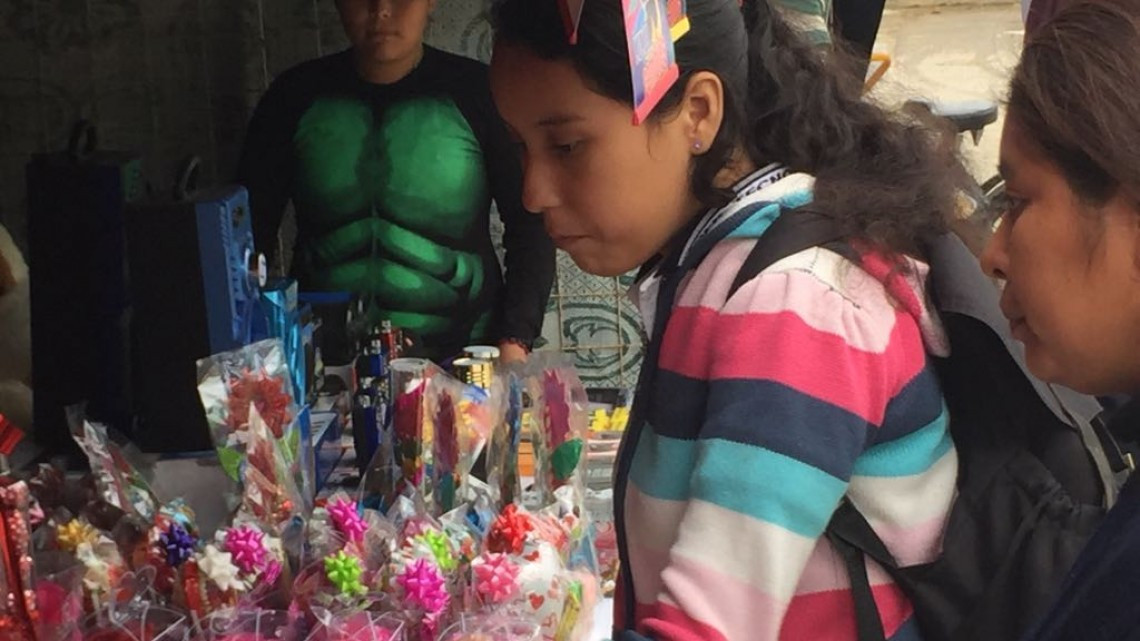 Celebran el día del amor y la amistad con abrazos y besos