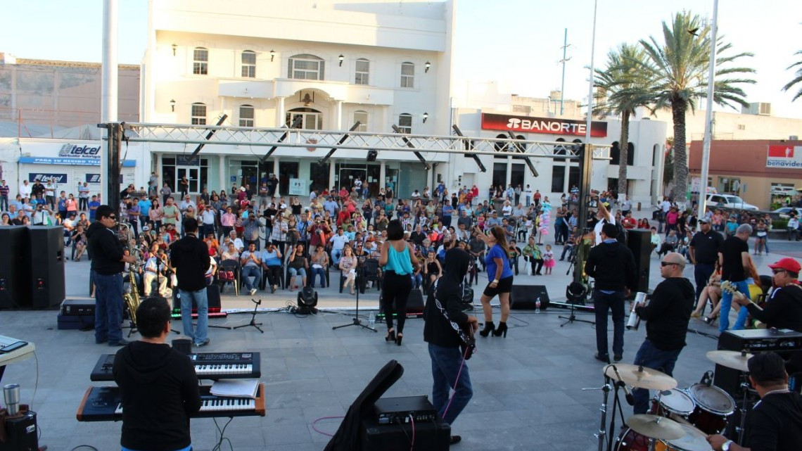 Festejan "Día del Padre" en plaza principal