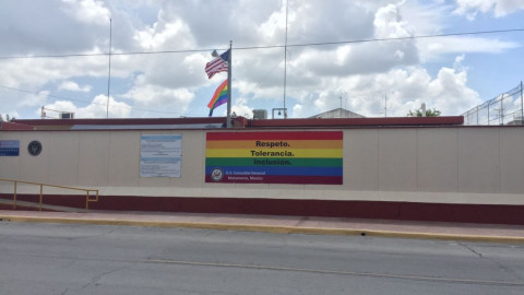 Iza bandera gay consulado de los EU en Matamoros