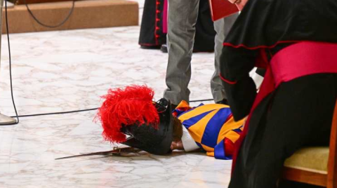 Guardia suizo se desmaya en plena audiencia del papa Francisco