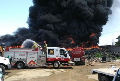 Se incendia tiradero de llantas en Puerto Vallarta