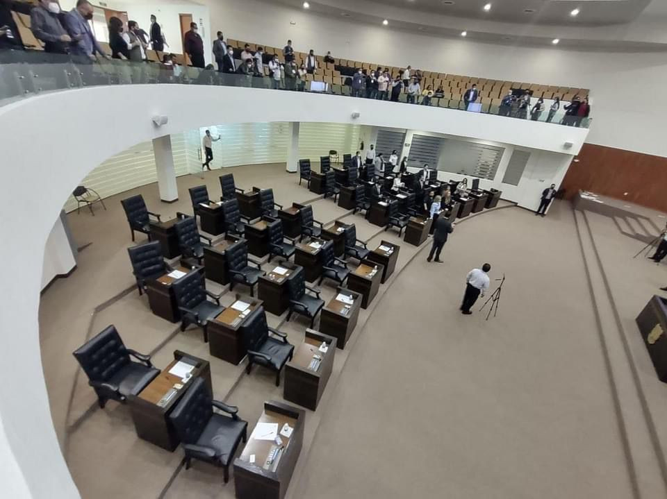 Diputados de MORENA abandonan el recinto legislativo al no tener mayoría; panistas los denuncian de irresponsables