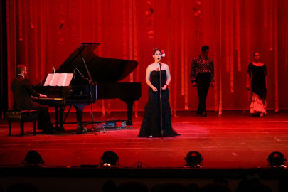 Disfrutan familias neolaredenses de espectáculo español con la soprano Anabel de la Mora 