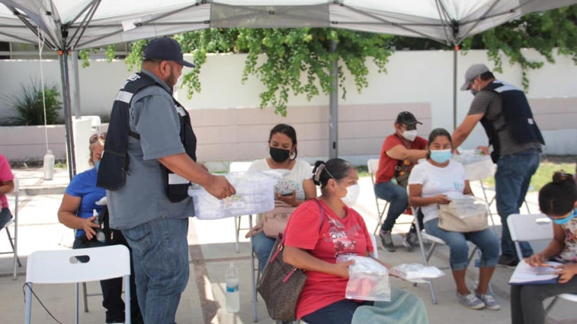 Gerardo Peña lleva apoyos a familias y personal médico en el Hospital General