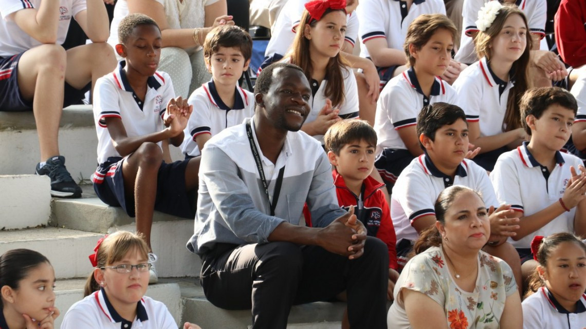 Encabeza Alcaldesa Honores a la Bandera en la escuela Americana