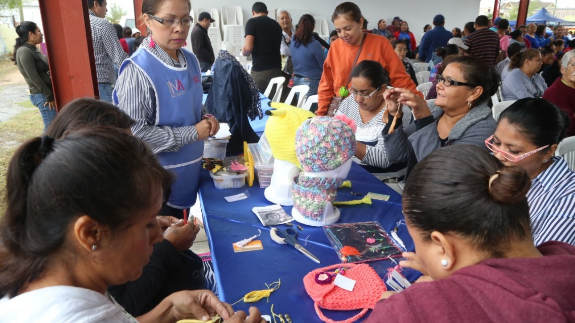 Dialoga Maki con habitantes de Las Delicias