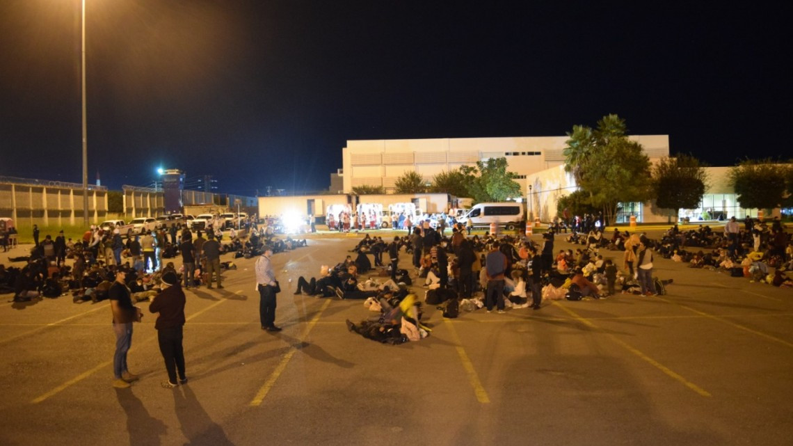 Asegura la Guardia Nacional a 800 migrantes que eran transportados en cajas de 3 tráilers