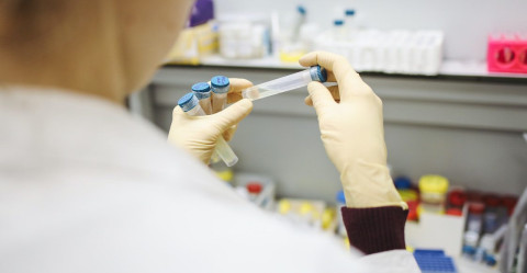 Vacuna rusa muestra resultados prometedores en personas de la tercera edad 