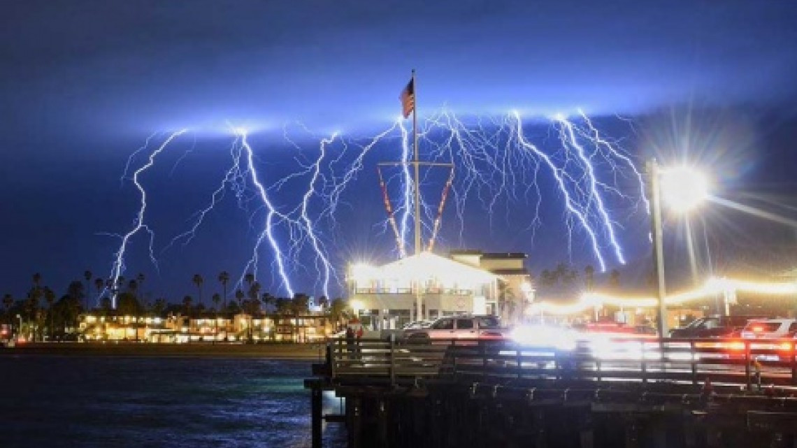 Tormenta eléctrica azota a California