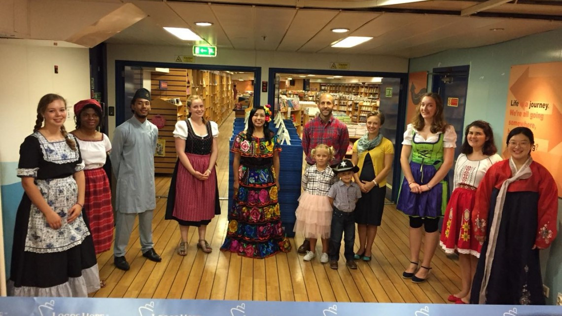 Logos Hope abre sus puertas del mayor tesoro que guarda, su biblioteca