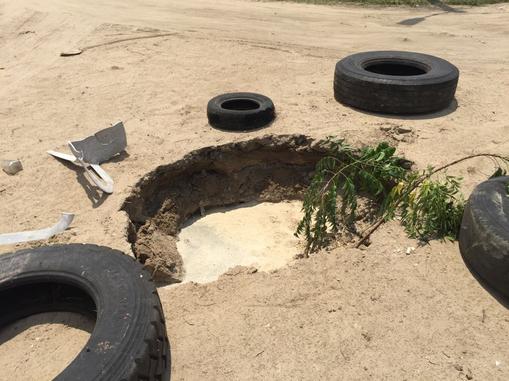 Mujer de la tercera edad vive inundada por aguas negras