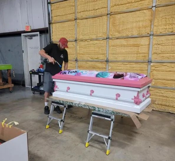 SoulShine dona ataúdes personalizados para víctimas de Uvalde