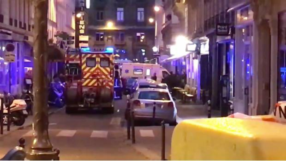Ataque con cuchillo en París deja al menos un muerto y 8 heridos