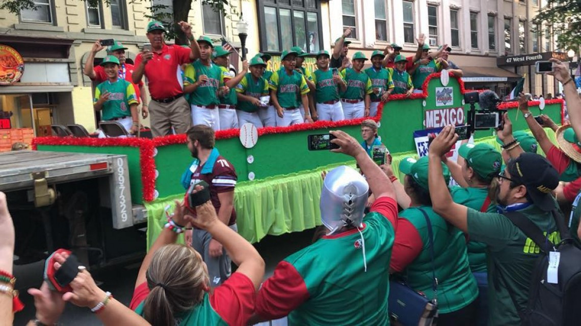 Equipos desfilan previo al arranque de la Serie Mundial LL 2018