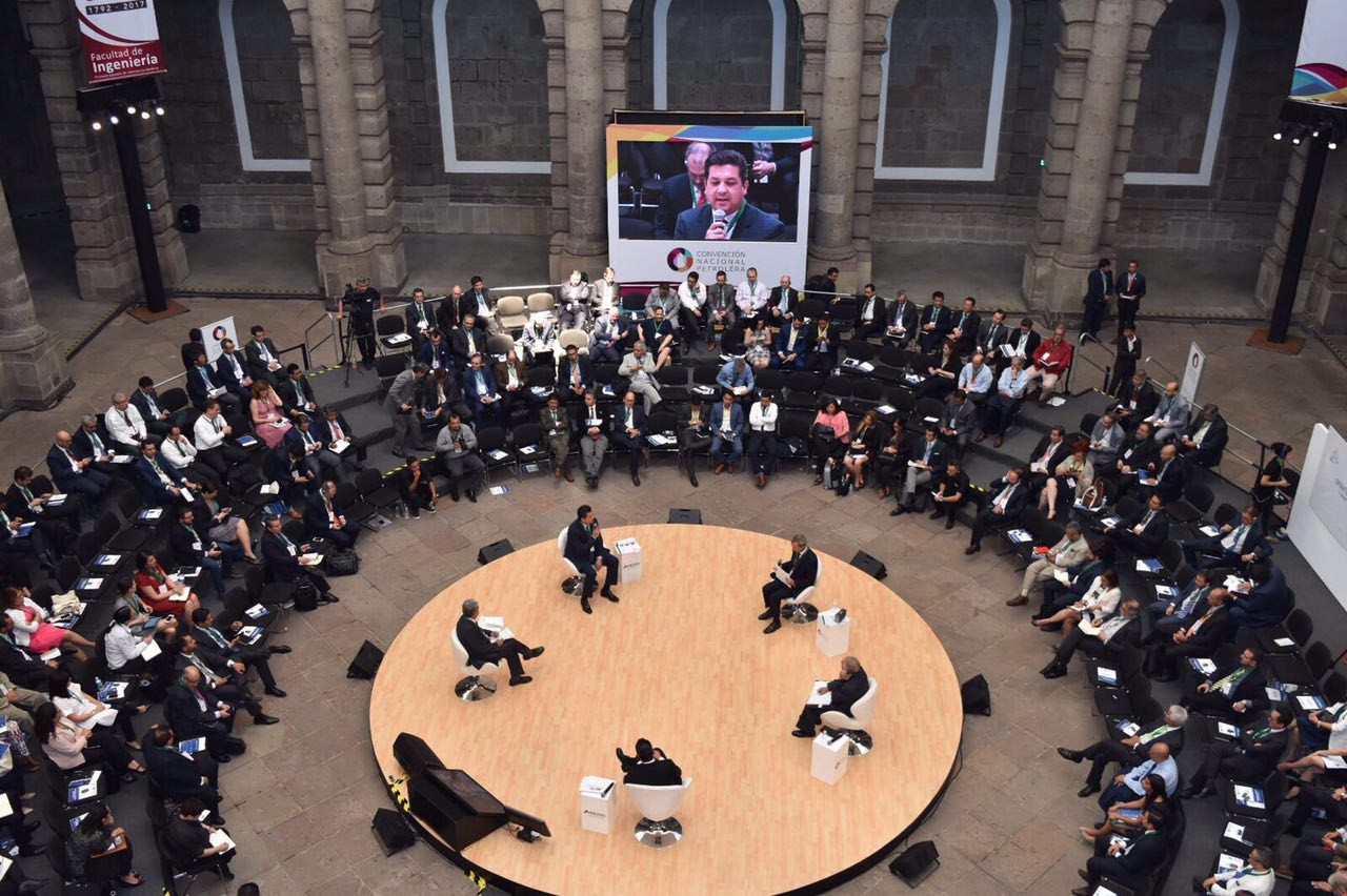 Cabeza de Vaca asiste a Convención Nacional Petrolera 