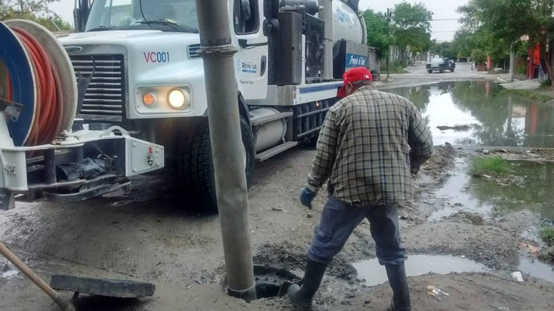 Comapa trabaja con equipo vactor