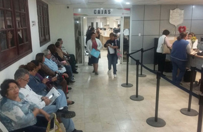 Hacen largas filas en último día para pagar impuesto predial