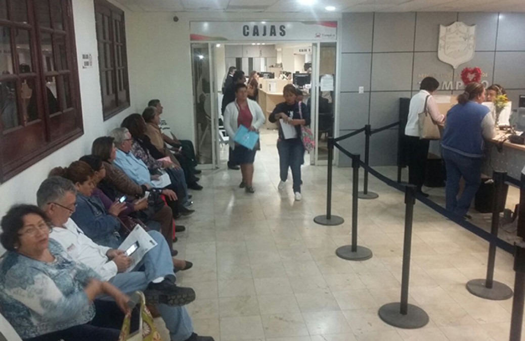 Hacen largas filas en último día para pagar impuesto predial