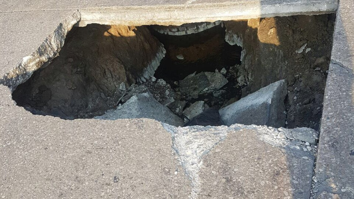 Se registra hundimiento en avenida Universidad