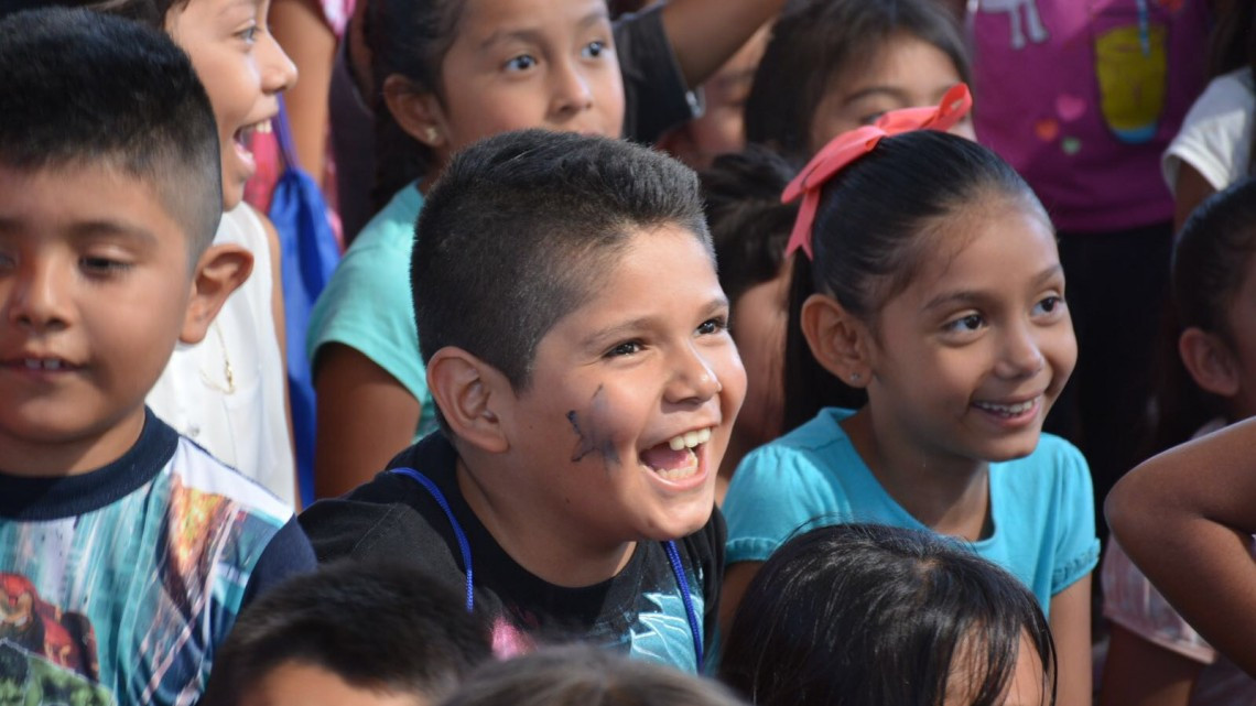 Festejan miles de niños su día con Maki