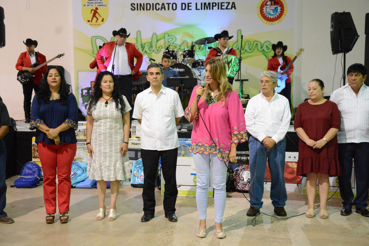 Felicita Maki a barrenderos en su día