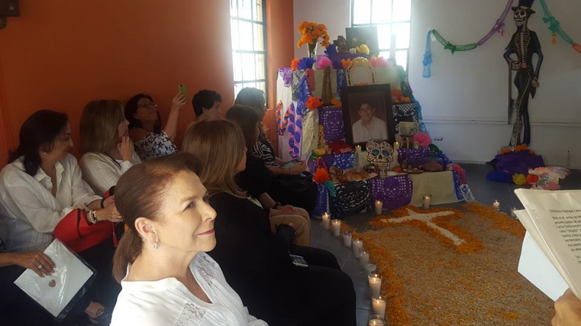 Pdta. del DIF realiza recorrido de altares