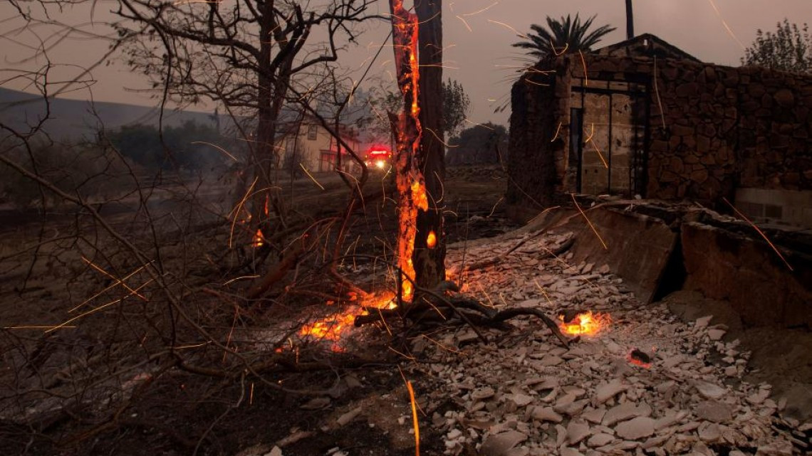 Evacuan a 20 mil civiles al norte de California por incendios 