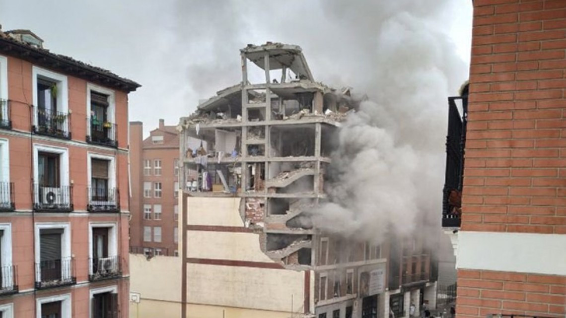Fuerte explosión derrumba parte de un edificio en el centro de Madrid 