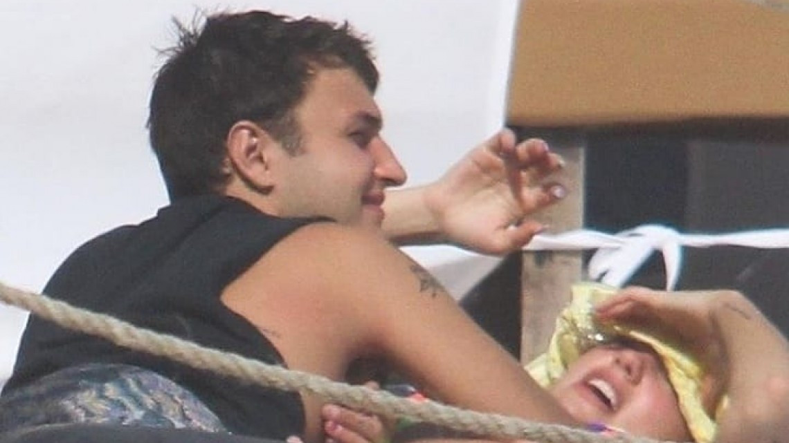 Dua Lipa causa polémica al vacacionar en Tulum