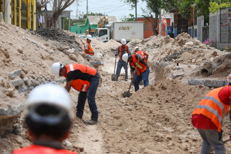 Avanzan trabajos de colector de aguas residuales en Colonia Hidalgo 