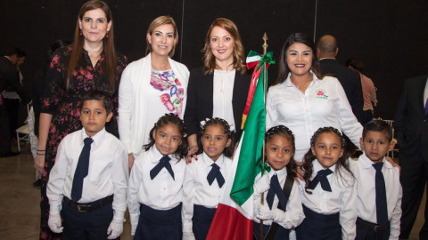 DIF participa en abanderamiento con escoltas de CAIC