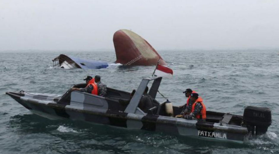 Decenas de desaparecidos tras hundirse un ferry en Indonesia