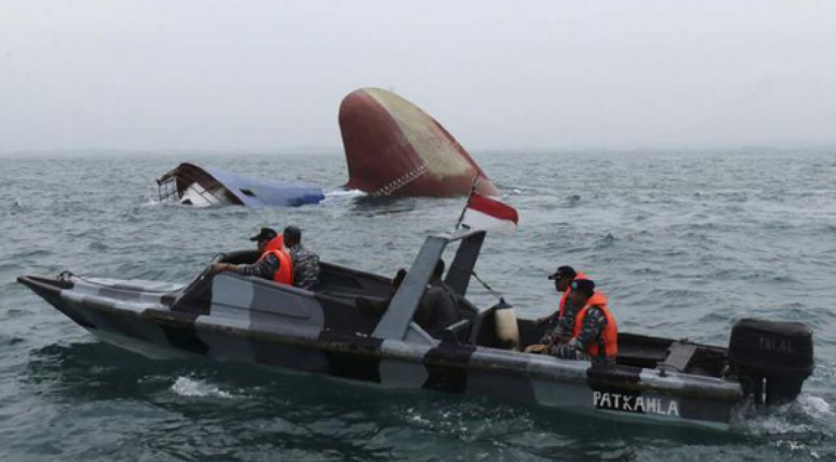 Decenas de desaparecidos tras hundirse un ferry en Indonesia