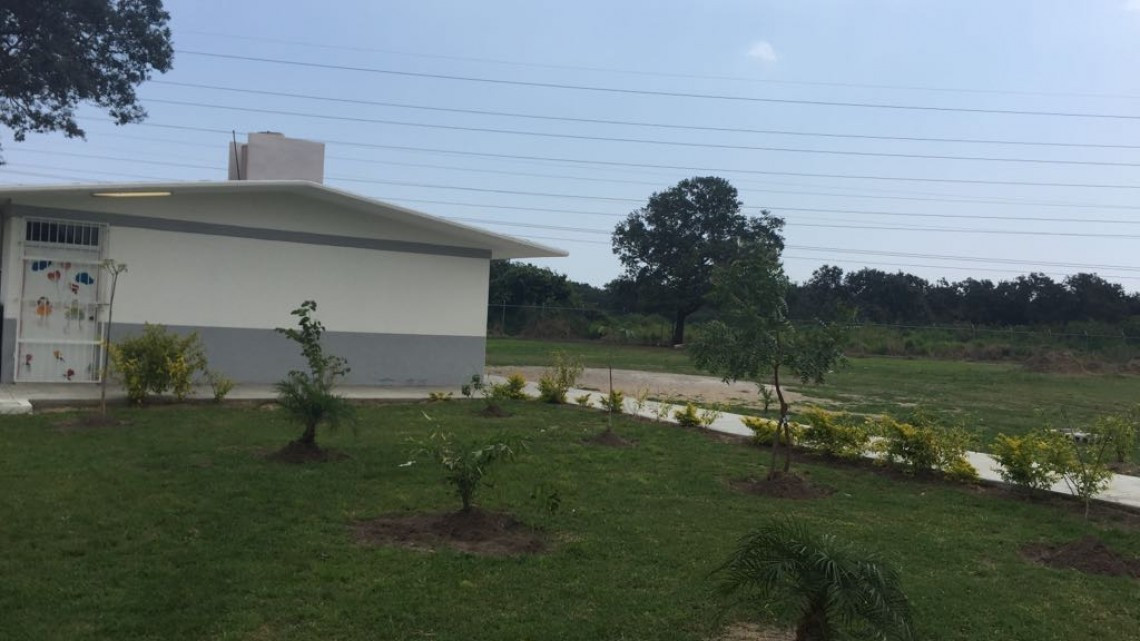 Maestros, padres y alumnos hacen colecta para ampliar salones de clase 