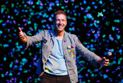 Chris Martin revela que sus compañeros le hicieron dudar si era gay