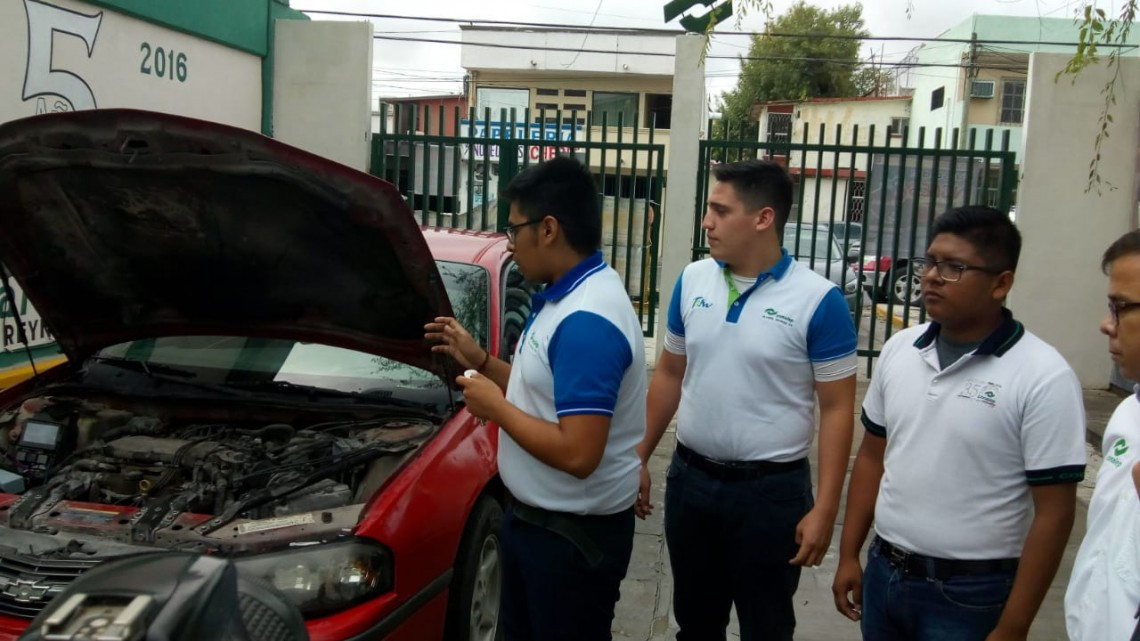 Reparte Diputado Federal garrafones de agua a victorenses