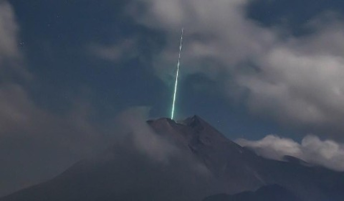 Cae meteoro sobre el volcán más activo de Indonesia