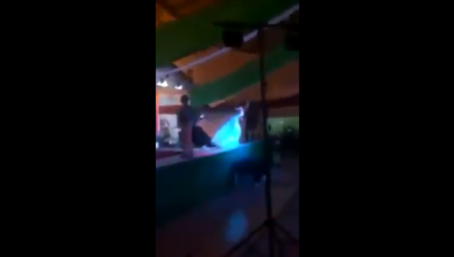 Tras perder, empuja a la ganadora del escenario