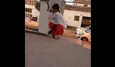 Monaguillos arman fiesta para tocar las campanas