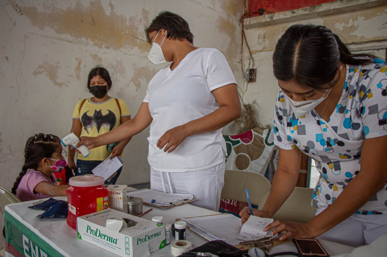 Acercan servicios de salud a familias vulnerables con brigada “Combustible para tu salud”