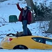 Mujer se hace un 'selfie' mientras su coche se hunde en un río en Canadá