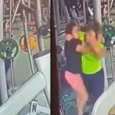 Captan pelea entre dos mujeres en gimnasio por un aparato